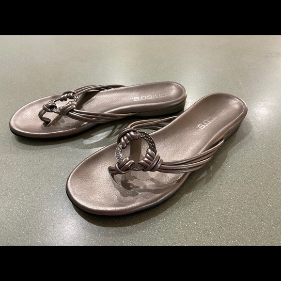 Chico’s metallic bronze thong sandals - Picture 1 of 7